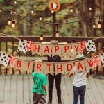 niños de 12 años preparando una fiesta de cumpleaños con pancarta